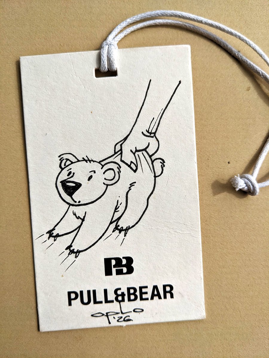 oplo_ink's tweet image. Brand intervention 🐻 #PullAndBear #BrandIntervention #InkDrawing #LineArt #BrandRemix