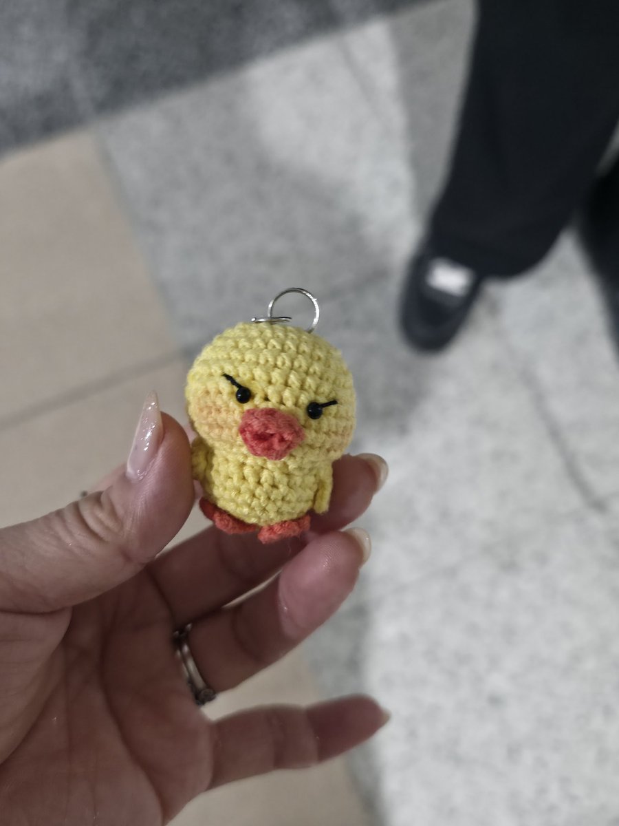 엄마를  찾습니다.
푸드코트 지나서 있는 화장실 앞에서
미아 발견 했어요