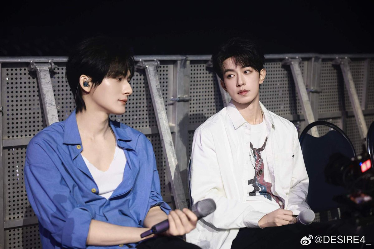 YEAH . . 😌❗️
just normal #JiangLi Boyfriend Things 🫠

JIANG LIGHTS UP BKK
#HengAttitudeOnStage
#JiangHeng #LiPeiEn