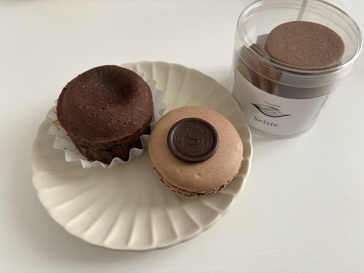 hmm_suyapi's tweet photo. フランス展行ってきた　マカロン外サクサク、中は濃厚チョコでおいしすぎるよ〜 https://t.co/65EKjQzkFu