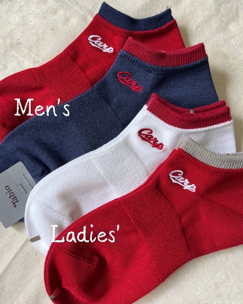 kutsu_minamoa's tweet photo. カープソックスに新作がご登場してます🤩

メッシュ素材のスニーカーソックスや、応援時の日焼け対策にもおすすめなアームカバー等、これからの時期に大活躍間違い無し‼️な靴下です☺️

商品によっては数が少ないものもございますので、気になる方はお早めに店頭へレッツゴー🏃🏼‍♀️💨です

#カープ　#広島 https://t.co/CUYeGFNYT0
