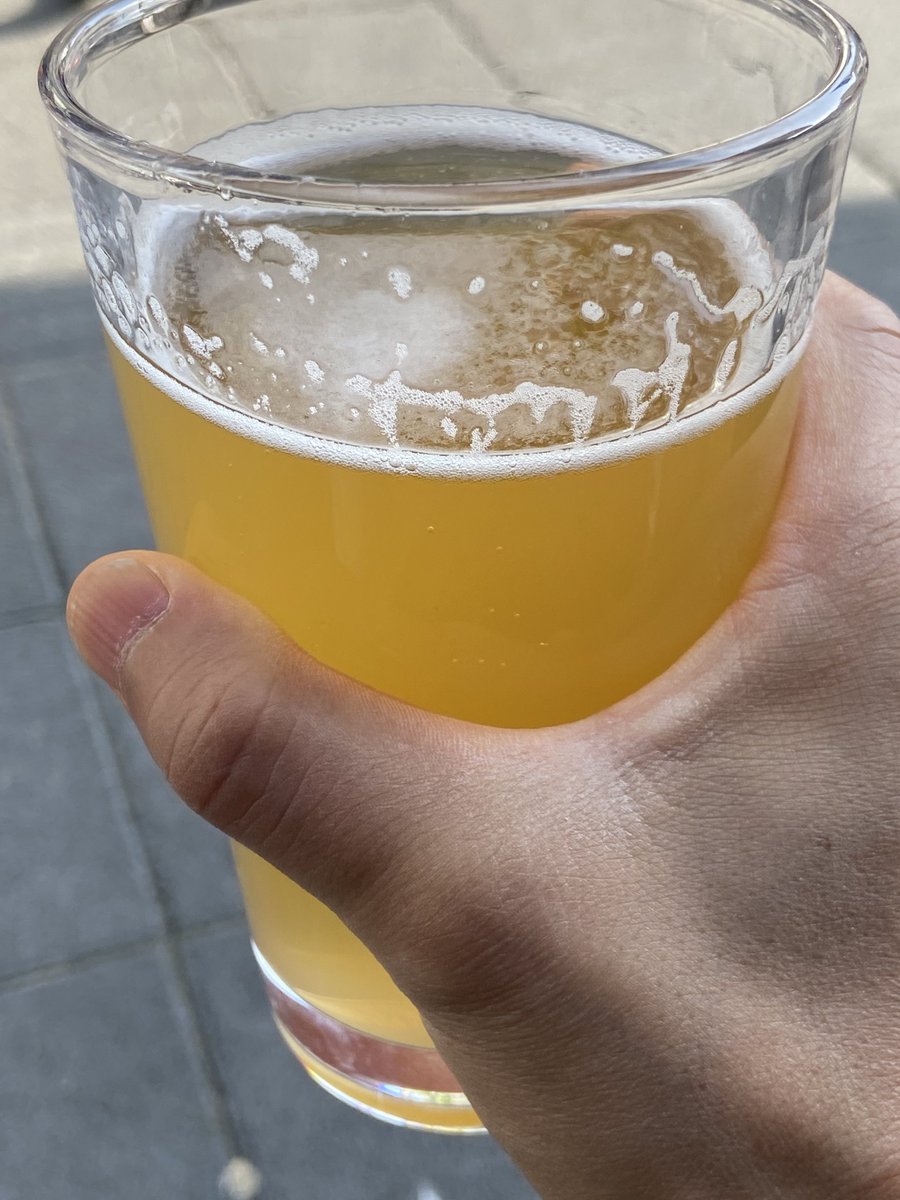 马路边喝冰啤酒了