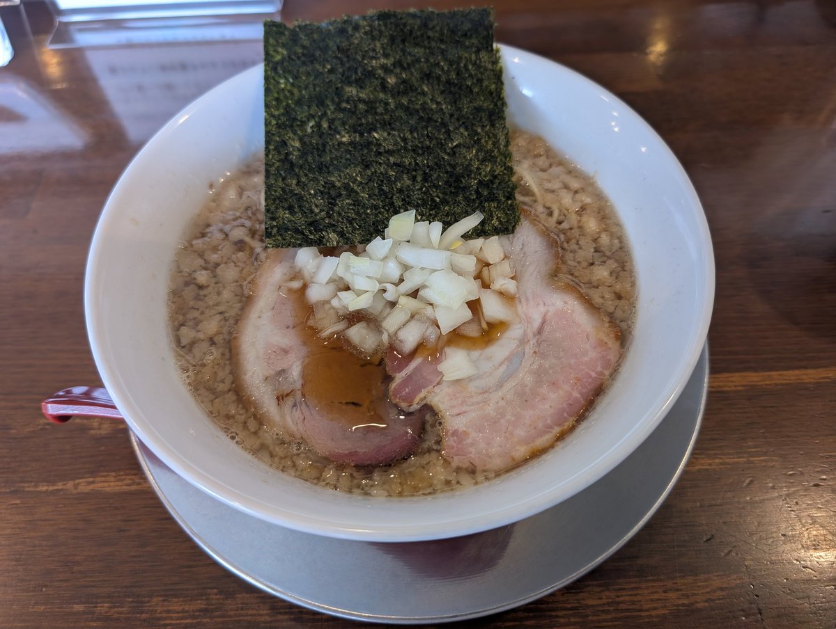nomuutu's tweet photo. キャンプ場の馬と帰りに食った背脂煮干しラーメンｗ https://t.co/pQoJfUVrR7