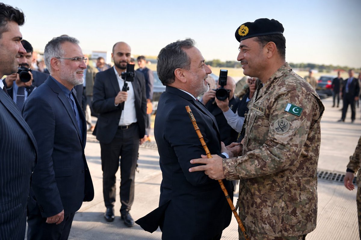 FlashWireNews's tweet image. 🚨🚨🚨🇮🇷🇵🇰: Iran’s FM @araghchi  met Pakistan’s Army Chief Field Marshal Asim Munir in Islamabad to discuss regional security, bilateral cooperation, and diplomatic efforts for peace.#IranPakistan #Diplomacy #RegionalSecurity #پاکستان