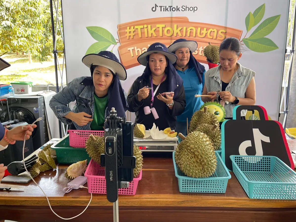 Skyboyz15's tweet image. #ศุภจี พร้อมผนึก #TikTok ลงพื้นที่ #จันทบุรี คุมเกม #ทุเรียน ปี 2569 ทั้งระบบ รับมือผลผลิตพุ่ง 33% ตั้งเป้ากระจายผลผลิตในประเทศ 9 แสนตัน ดันยอดขายผ่าน Live Commerce ช่วงพฤษภาคมนี้ สนับสนุนคูปองส่วนลดและค่าจัดส่ง รวมมูลค่ากว่า 6.5 ล้านบาท เพื่อกระตุ้นยอดขายและเร่งการกระจายผลผลิต
