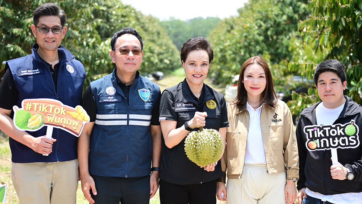 Skyboyz15's tweet image. #ศุภจี พร้อมผนึก #TikTok ลงพื้นที่ #จันทบุรี คุมเกม #ทุเรียน ปี 2569 ทั้งระบบ รับมือผลผลิตพุ่ง 33% ตั้งเป้ากระจายผลผลิตในประเทศ 9 แสนตัน ดันยอดขายผ่าน Live Commerce ช่วงพฤษภาคมนี้ สนับสนุนคูปองส่วนลดและค่าจัดส่ง รวมมูลค่ากว่า 6.5 ล้านบาท เพื่อกระตุ้นยอดขายและเร่งการกระจายผลผลิต