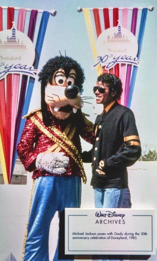 🕺🏼 À l’occasion de la sortie du biopic sur le Roi de la Pop, revenons dans les années 1980… ✨

En 1985, lors des célébrations du 30e anniversaire de Disneyland, Michael Jackson a vécu un moment absolument unique : il a rencontré Dingo habillé en... Michael Jackson ! 👀

Pour