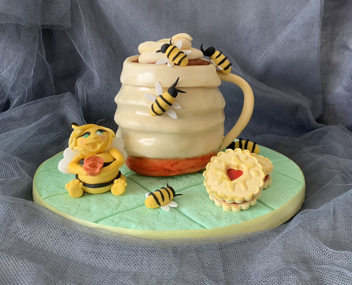 marybethxx6's tweet image. Yesterdays HAPPBEE 🐝 🐝 🐝 birthday cake #beehappy #bee #cakedecorating 🐝