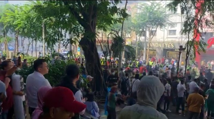 Bila kau tahu himpunan #TangkapAzamBaki berjaya mendapat sambutan (walaupun dianjurkan sebuah kumpulan kecil) maka adalah adegan2 bakar mercun untuk memastikan ianya tidak berjaya. 

Himpunan kali kedua ini nampaknya meraih lebih ramai peserta berbanding yang pertama tidak lama