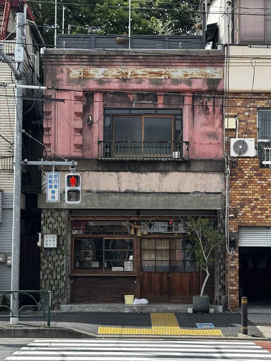 piplupMen's tweet photo. 旧東京市営店舗向住宅群（清澄長屋）
竣工：1928年(昭和3年)

東京市が関東大震災の復興事業の一環で建てた店舗付き住宅長屋。
戦時中の東京大空襲の際はこの清澄白河も打撃を受けたがこのコンクリート造の長屋により延焼を免れたとのこと。長屋の裏は清澄庭園となっており住民もすぐ逃げ込めるなど関東大震災による教訓の施策がその後の戦時で役に立った。
今は一部解体されたりしているものの、完全に住宅になっているところもあれば、新しい店舗が開業するなどまだまだ活用されるこの風景はしばらく維持されそうですね。