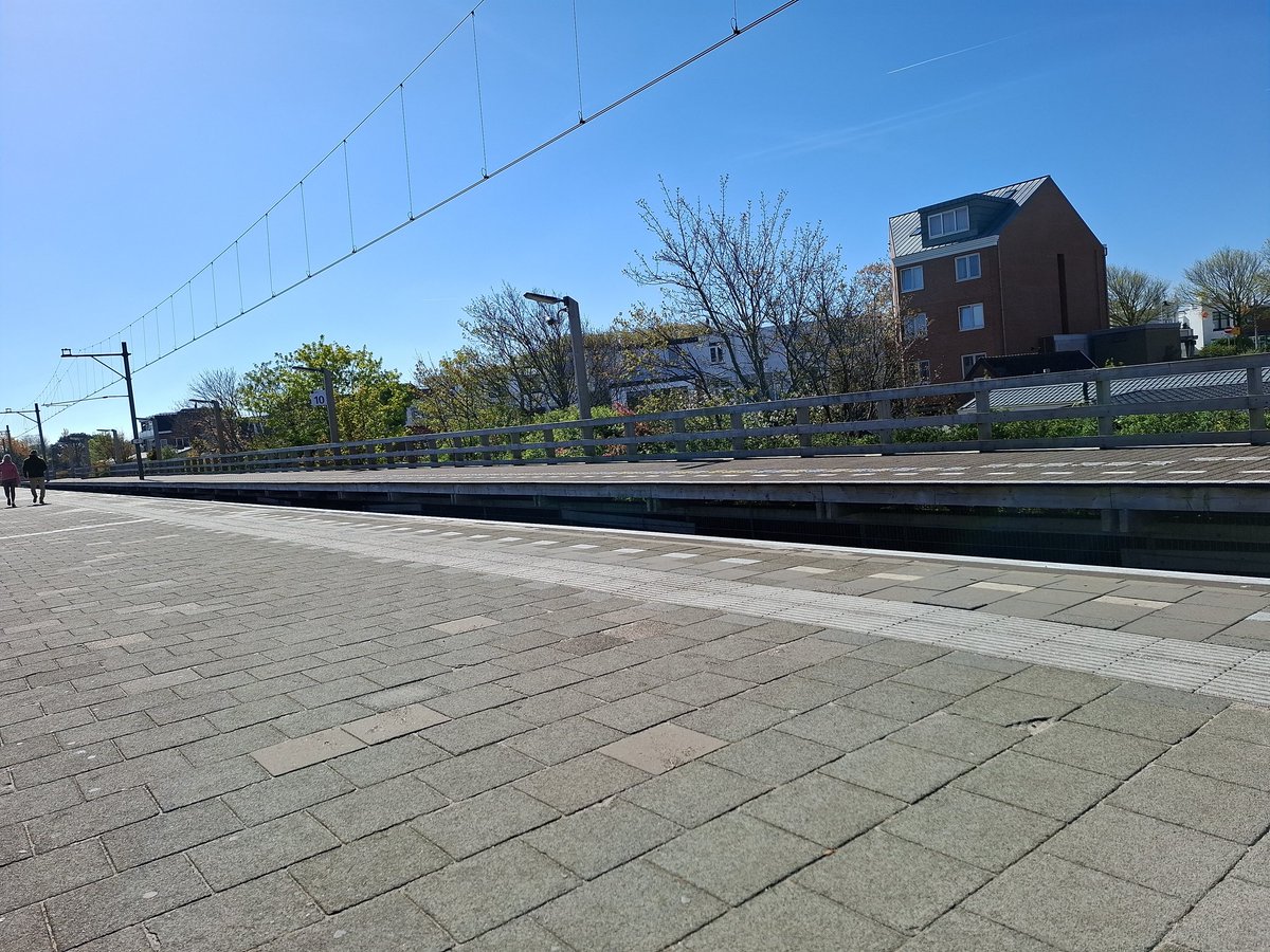In het zonnetje wachten op de trein op het station "Zandvoort aan Zee"

Heerlijk