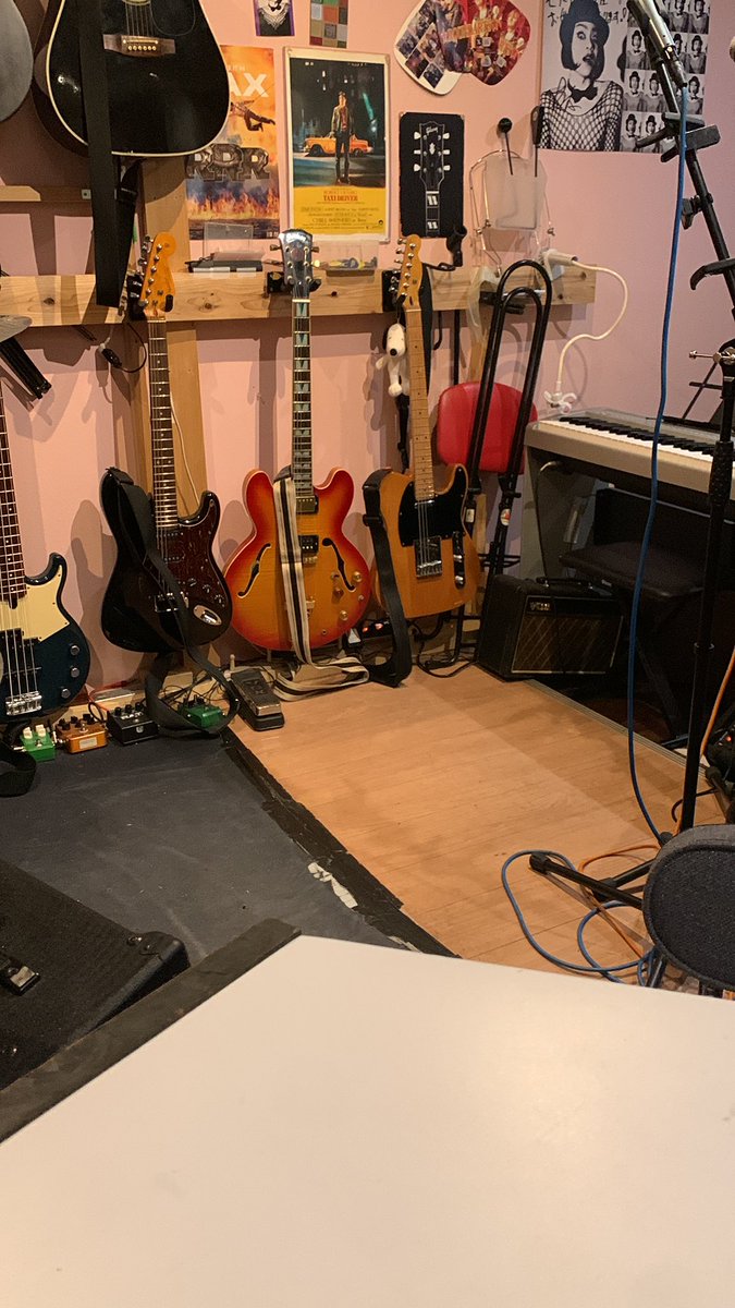 開店しました。つむセミアコ大活躍‼︎ 個人的にはピックガード欲しいぞ。
#音楽酒場モトロク
#つむギター
#セミアコ