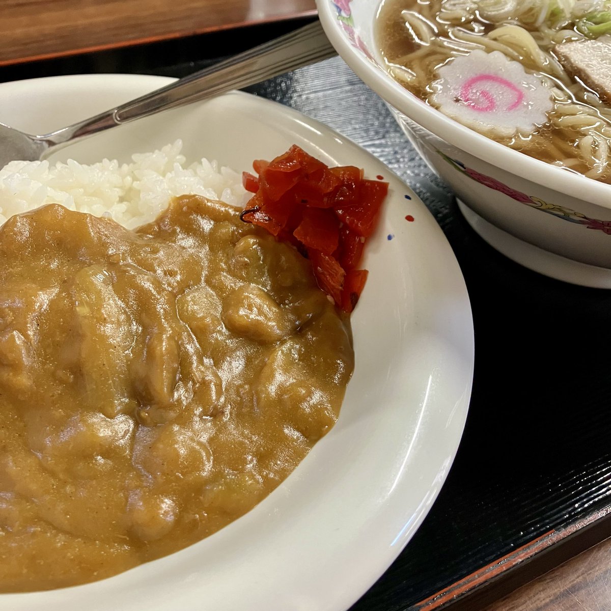 KitaitoDesign's tweet photo. 本日の一杯は
「���りや食堂」で
ラーメン 680円と
小カレーライス 300円。
久々何年振りだろう？
変わらぬ優しいお味。
至福の時、ごちそうさまでした♪

#ラーメン
#札幌ラーメン
#札幌市中央区
#ゆりや食堂 https://t.co/uMduQDKIeA