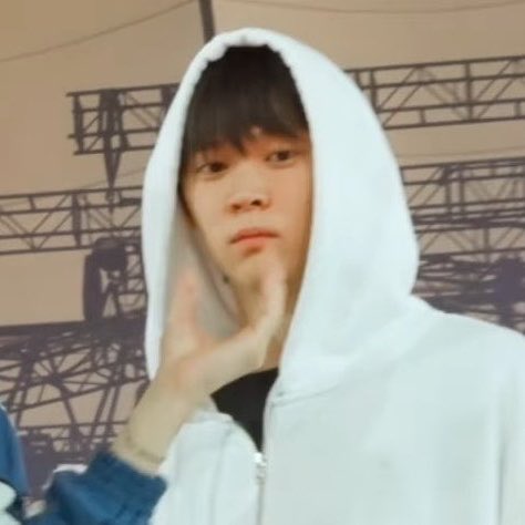 성은 tweet media