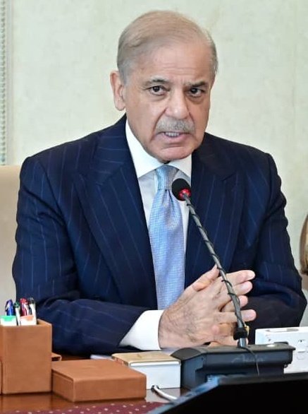 میاں صاحب کچھ تو خدا کا خوف کریں۔۔ جو لوگ روٹی اور پانی کے پیسے افورڈ نہیں کر پاتے، آپ ان پر اضافی ٹیکس، اور بجلی و گیس کے بھاری بلوں کا بوجھ ڈال رھے ہیں، اور مسلسل بڑھاتے چلے جا رھے ہیں۔
کل رات آپ نے پھر سے پٹرول کا ریٹ بڑھا دیا ھے،
یہ یاد رکھیں آپ لوگ جو سبسڈی یا خیراتی پروگرام