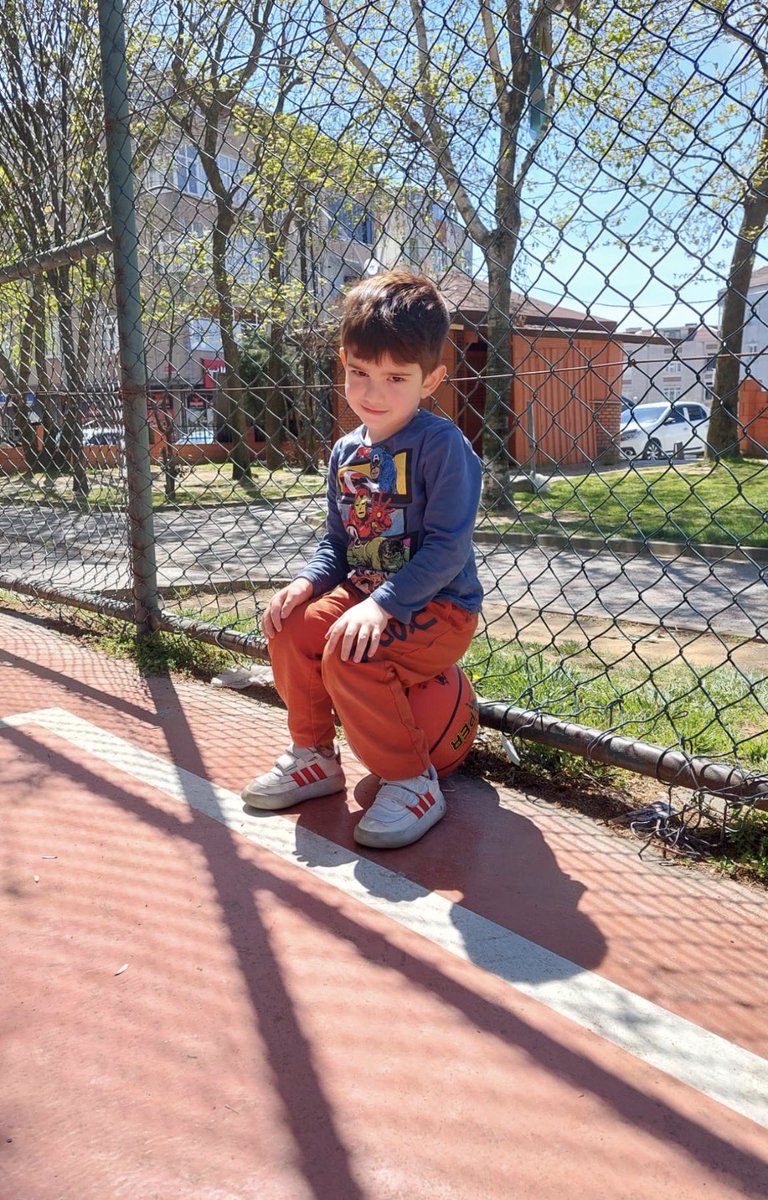 SMavseren's tweet photo. @sultangazibeled @avadursun 

Sayın Abdurrahman Dursun, Yunus Emre Mah. son duraktaki Aşık Veysel Parkı’nda 4 yaşındaki oğlum Ali basket potalarına erişemediği için oynayamıyor. Küçük yaş grubu için alçak potalar yapılabilir mi? Çocuklar çok mutlu olur. Saygılarımla. https://t.co/VIwBqEvWux