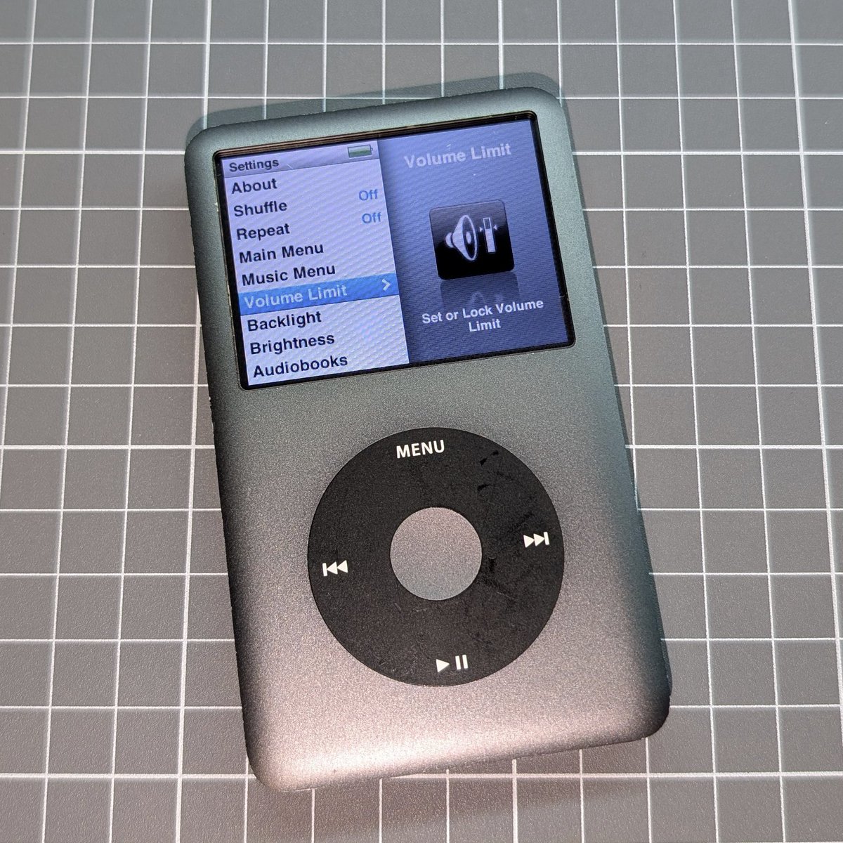 giltesa's tweet image. I promise nothing, but I bought an #iPod Classic 7th and some #bluetooth audio modules to check if it’s possible to replace the 30 pin connector with a #USB-C board with bluetooth.
By the way, I had never had an iPod in my hands before, I imagined it would be bigger and heavier🧐