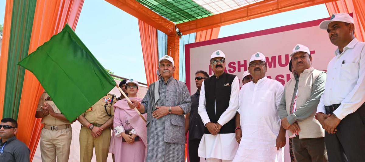 JammuTribune's tweet image. Samba: LG @manojsinha_  says a massive crowd joined the Drug-Free J&amp;amp;K campaign and pledged to eliminate drugs from society.

He urged youth to stay determined on the right path, saying their dreams and potential can shape a better future.

#Samba #ManojSinha #DrugFreeJK #Youth