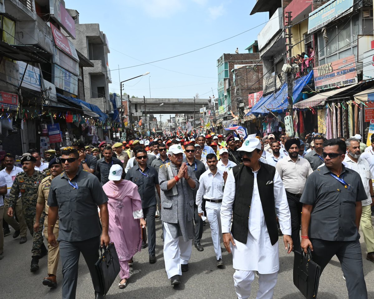 JammuTribune's tweet image. Samba: LG @manojsinha_  says a massive crowd joined the Drug-Free J&amp;amp;K campaign and pledged to eliminate drugs from society.

He urged youth to stay determined on the right path, saying their dreams and potential can shape a better future.

#Samba #ManojSinha #DrugFreeJK #Youth