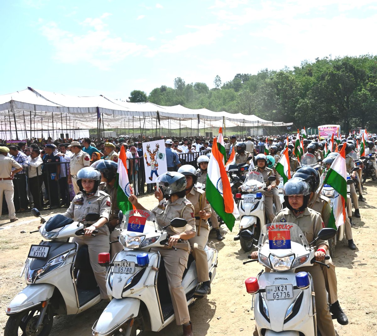 JammuTribune's tweet image. Samba: LG @manojsinha_  says a massive crowd joined the Drug-Free J&amp;amp;K campaign and pledged to eliminate drugs from society.

He urged youth to stay determined on the right path, saying their dreams and potential can shape a better future.

#Samba #ManojSinha #DrugFreeJK #Youth