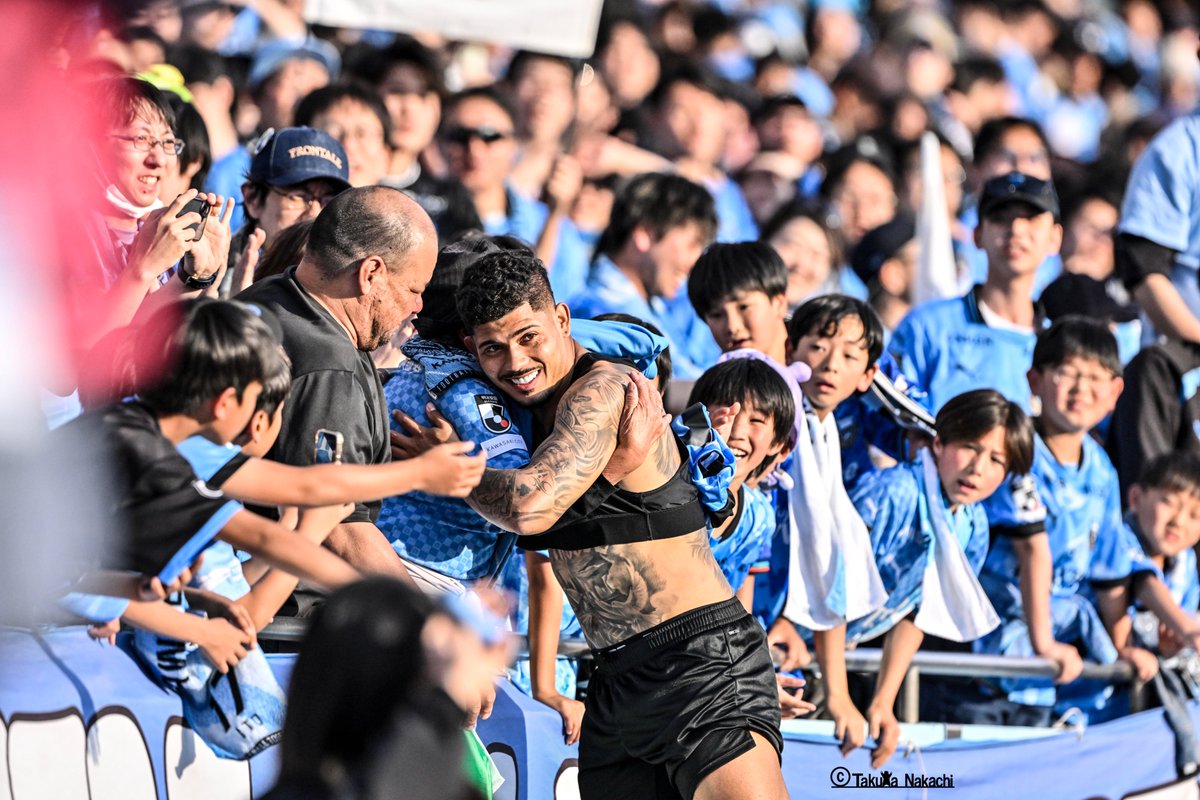 ikinikuishiro's tweet photo. ＃川崎フロンターレ の試合後のブラジル人２選手の４枚です！
1：＃エリソン 選手はバラバラ前にユニフォームを脱ぐとサポーター席に近づいて手渡し！
2：そしてハグをしました！
3：＃マルシーニョ 選手のパインショット！
4：拡声器を使わないバラバラに、ゴンさんも納得の表情でした！ https://t.co/LGhL374ZVA