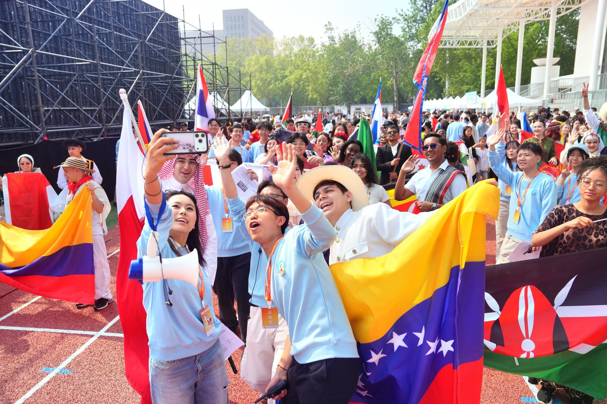 DailyBeijing's tweet image. 北京语言大学举办第21届世界文化节游园会上，留学生巡游展风采。
Travel around the world in one day! At the 21st World Culture Festival Garden Party held by #Beijing Language and Culture University, international students showed their charm in a parade.
@BLCU_Official #StudyinBeijing