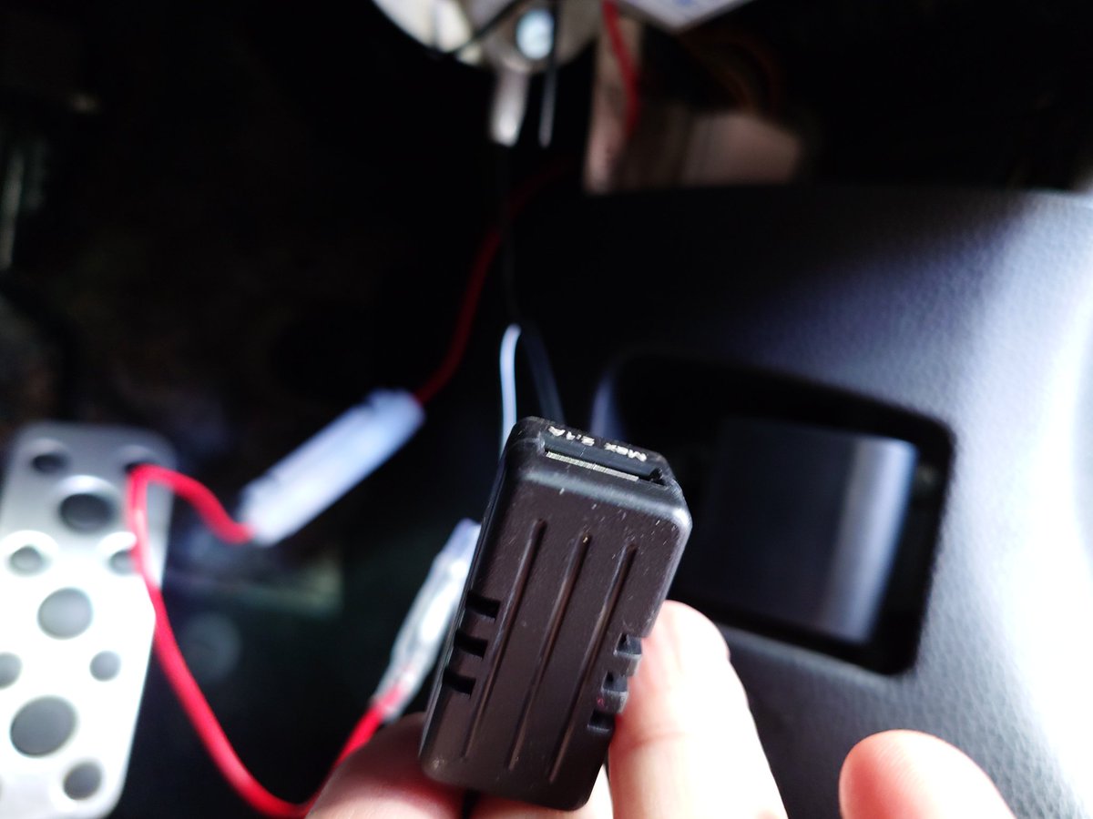 Fender202108's tweet photo. 夜の車内がさみしいのでフットライトを設置。ヒューズボックスからスモールライトの電源を取り出して接続。USBだけどライトと連動するように(^^)
#ZN6
#足元灯 https://t.co/TE4mUnzw8s
