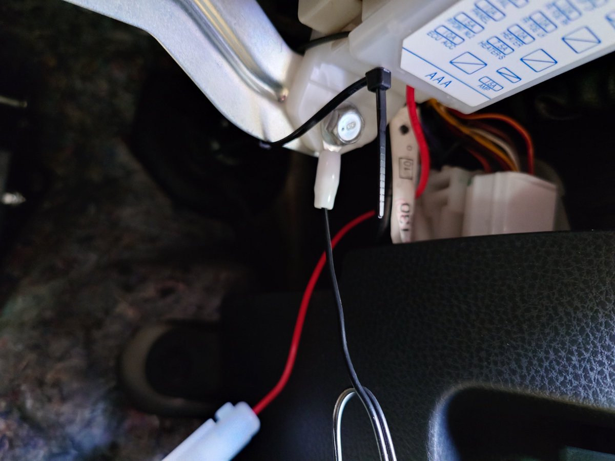 Fender202108's tweet photo. 夜の車内がさみしいのでフットライトを設置。ヒューズボックスからスモールライトの電源を取り出して接続。USBだけどライトと連動するように(^^)
#ZN6
#足元灯 https://t.co/TE4mUnzw8s