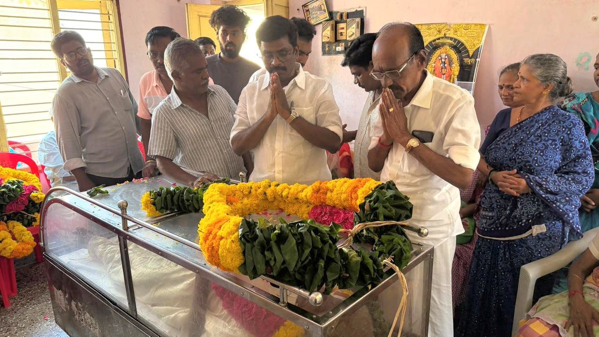iparanthamen's tweet photo. எழும்பூர் தெற்கு பகுதி, 58 (அ ) வட்டத் துணைச் செயலாளர் திரு. ரவிச்சந்திரன் அவர்களின் தந்தை இத்திராஜலு அவர்கள் இயற்கை எய்திய செய்தியறிந்து நேரில் சென்று அவரது திருவுடலுக்கு மலர்மாலை அணிவித்து அஞ்சலி செலுத்திய அவரது குடும்பத்தினருக்கு ஆறுதல் தெரிவித்தேன்.

@mkstalin @Udhaystalin @Office_of_Udhay @arivalayam @DMKITwing @DMK_Chennai @DMK4TN @DMK_Updates @PEN_Offl