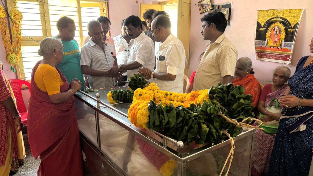 iparanthamen's tweet photo. எழும்பூர் தெற்கு பகுதி, 58 (அ ) வட்டத் துணைச் செயலாளர் திரு. ரவிச்சந்திரன் அவர்களின் தந்தை இத்திராஜலு அவர்கள் இயற்கை எய்திய செய்தியறிந்து நேரில் சென்று அவரது திருவுடலுக்கு மலர்மாலை அணிவித்து அஞ்சலி செலுத்திய அவரது குடும்பத்தினருக்கு ஆறுதல் தெரிவித்தேன்.

@mkstalin @Udhaystalin @Office_of_Udhay @arivalayam @DMKITwing @DMK_Chennai @DMK4TN @DMK_Updates @PEN_Offl