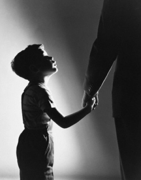 23 cosas que los hijos hacen solo por un tiempo… y luego desaparecen para siempre.

Un día dejan de correr hacia ti en cuanto se despiertan.
Ese ruido de pasitos en el pasillo, el salto a tu cama, las manos frías buscando calor…, sin darte cuenta, se transforma en silencio… y