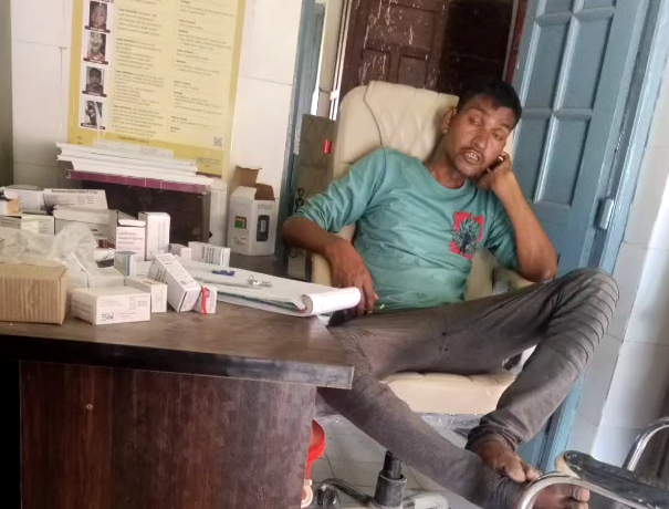 bstvlive's tweet image. ललितपुर

➡प्राथमिक स्वास्थ्य केंद्र गौना का वीडियो वायरल
➡वार्ड बॉय नशे में डॉक्टर की कुर्सी पर बैठा
➡CMO ने दिए सख्त कार्रवाई के आदेश
➡प्राथमिक स्वास्थ्य केंद्र गौना का मामला

#Lalitpur #ViralVideo #UttarPradesh