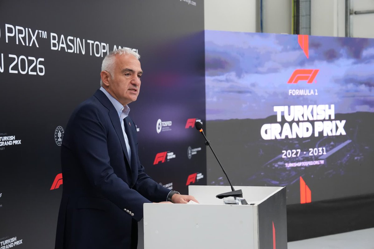 TCKulturTurizm's tweet photo. Formula 1, 2027’den itibaren yeniden İstanbul Park’ta olacak.

Bakanımız @MehmetNuriErsoy’un katılımıyla İstanbul Park’ta düzenlenen basın toplantısında, organizasyonun Türkiye takvimine yeniden dahil edilmesine ilişkin süreç paylaşıldı.

En az 5 yıl boyunca sürecek yarışlarla İstanbul’un uluslararası görünürlüğünün ve turizm potansiyelinin daha da güçlenmesi hedefleniyor.

Formula 1’in yeniden ülkemizde düzenlenecek olması, uluslararası ölçekte güçlü bir görünürlük fırsatı sunuyor.

Hayırlı olsun.