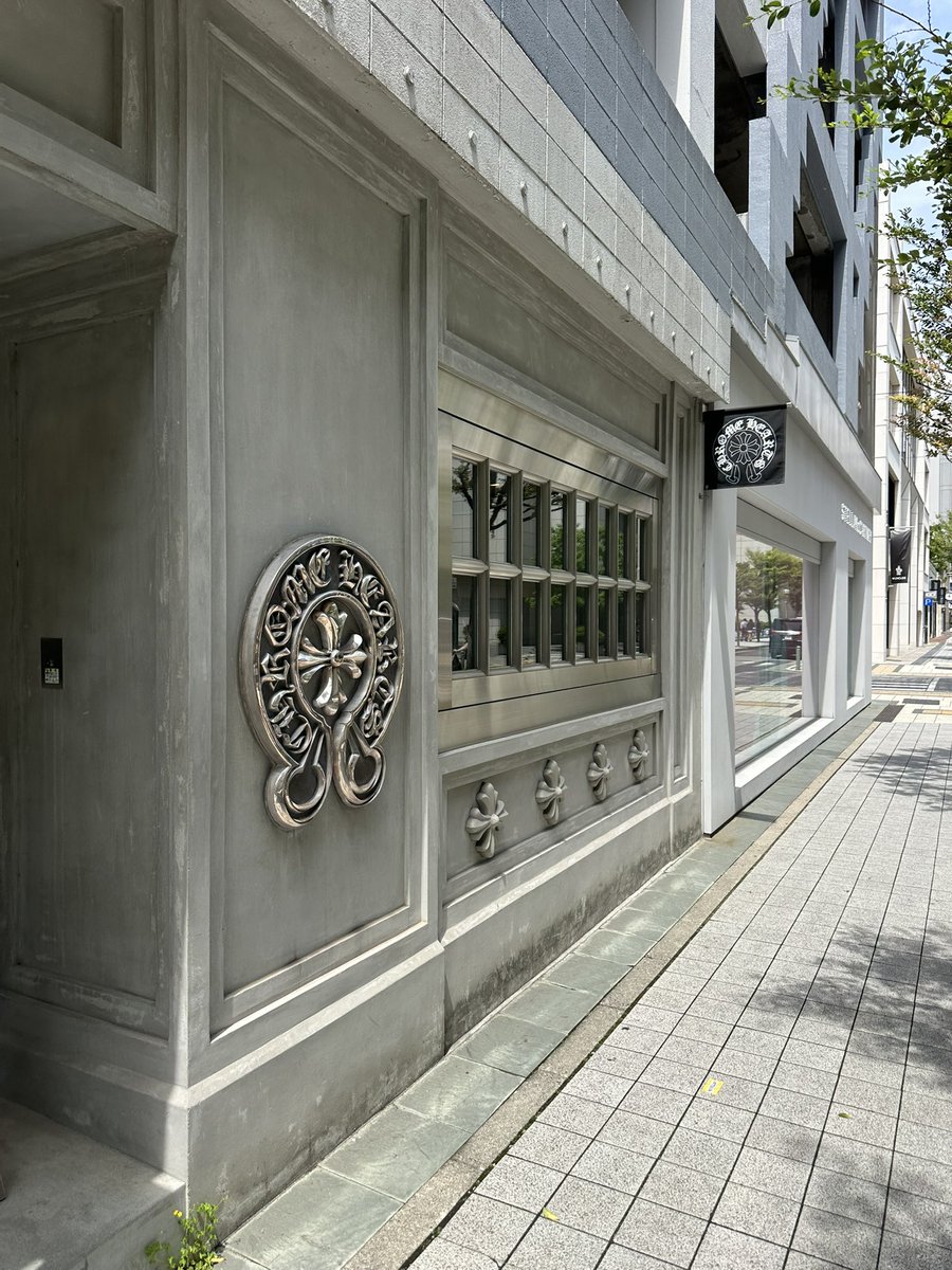 初クロム神戸、ロンT在庫ないって言われた直後に、バーキンと買い物袋を持ったマダムが来たらスッと裏からロンT出てきた（笑）
「あれ何？」って聞いたら「小さいサイズなので…」って苦しい言い訳…隣にいる嫁、そのマダムより余裕で小柄なんですけど〜
神戸はダメかなー🙅

#クロムハーツ神戸