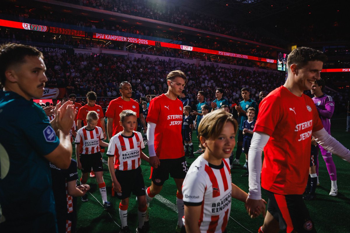 petervandenberg's tweet image. Verspreid door het hele Philips stadion zaten wij als aanhang te genieten hoe Joël 23 april 2026 z'n basisdebuut maakte in #psv 1, dartelend over het veld, vol branie en vertrouwen. Benieuwd wat de toekomst hem verder  brengen zal.  #hardworkpaysoff #trots