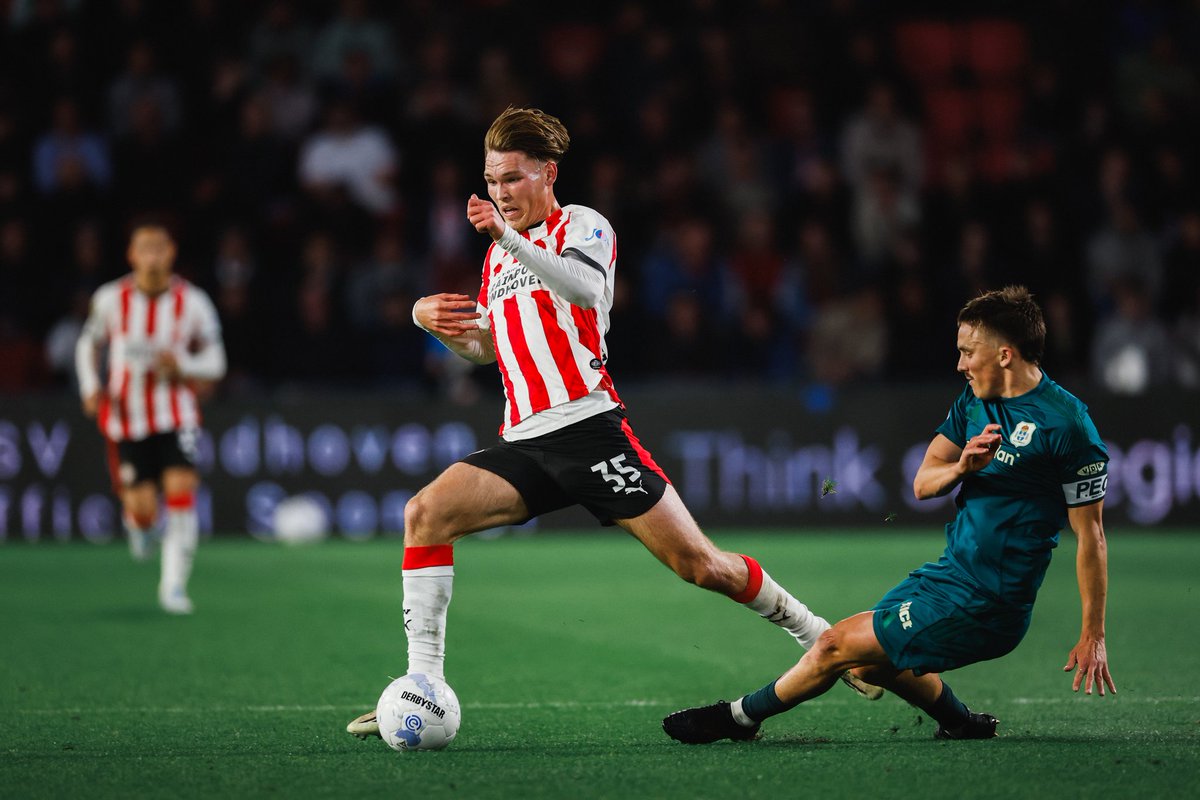 petervandenberg's tweet image. Verspreid door het hele Philips stadion zaten wij als aanhang te genieten hoe Joël 23 april 2026 z'n basisdebuut maakte in #psv 1, dartelend over het veld, vol branie en vertrouwen. Benieuwd wat de toekomst hem verder  brengen zal.  #hardworkpaysoff #trots