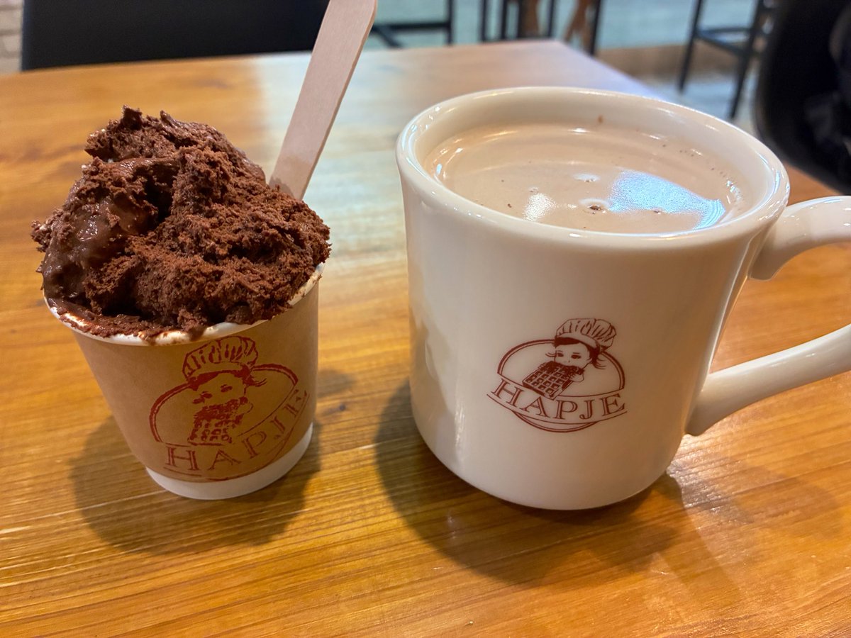 omomom666's tweet photo. ベルギーカフェのチョコムース、うますぎてテイクアウトもしてしまった https://t.co/4aZlXQ860q