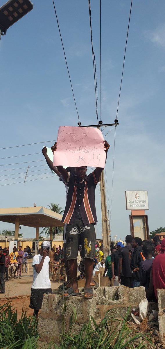 emmasamayo62's tweet image. 🚨 Live situation in Ibogun campus🚨
 Security needed ASAP. Students please stay alert and avoid the area. 

Protest ongoing 🚨we need help at ibogun campus 🙏🏻

Kindly reshare🚨🚨

#Ibogun #CampusSafety