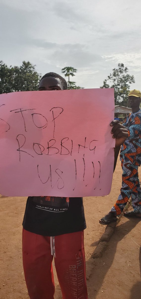 emmasamayo62's tweet image. 🚨 Live situation in Ibogun campus🚨
 Security needed ASAP. Students please stay alert and avoid the area. 

Protest ongoing 🚨we need help at ibogun campus 🙏🏻

Kindly reshare🚨🚨

#Ibogun #CampusSafety