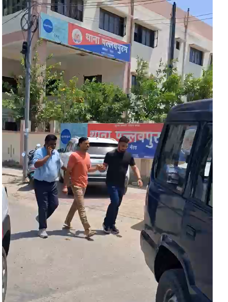 bstvlive's tweet image. मेरठ

➡दारोगा रिश्वत लेते रंगे हाथ गिरफ्तार
➡कुर्की टालने के लिए वसूले 10 हजार
➡NDPS एक्ट के केस मामले में वसूली
➡एंटी करप्शन टीम ने किया गिरफ्तार
➡आरोपी दारोगा छत्रपाल सिंह गिरफ्तार
➡पल्लवपुरम थाने में तैनात थे दारोगा

#Meerut #Corruption #UttarPradesh @meerutpolice