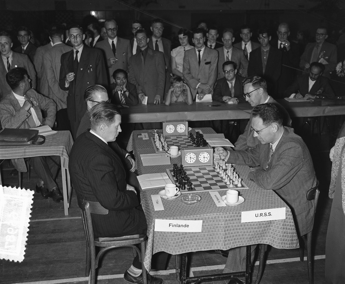 dgriffinchess's tweet image. The Dutch National Archives (nationaalarchief.nl) are a wonderful thing. Was aware of Botvinnik v. Salo ever since seeing it in Kažić, 'International Championship Chess - A complete record of FIDE events' (Batsford, 1974) - one of my first #chess books.
(📷: W. van Rossem.)