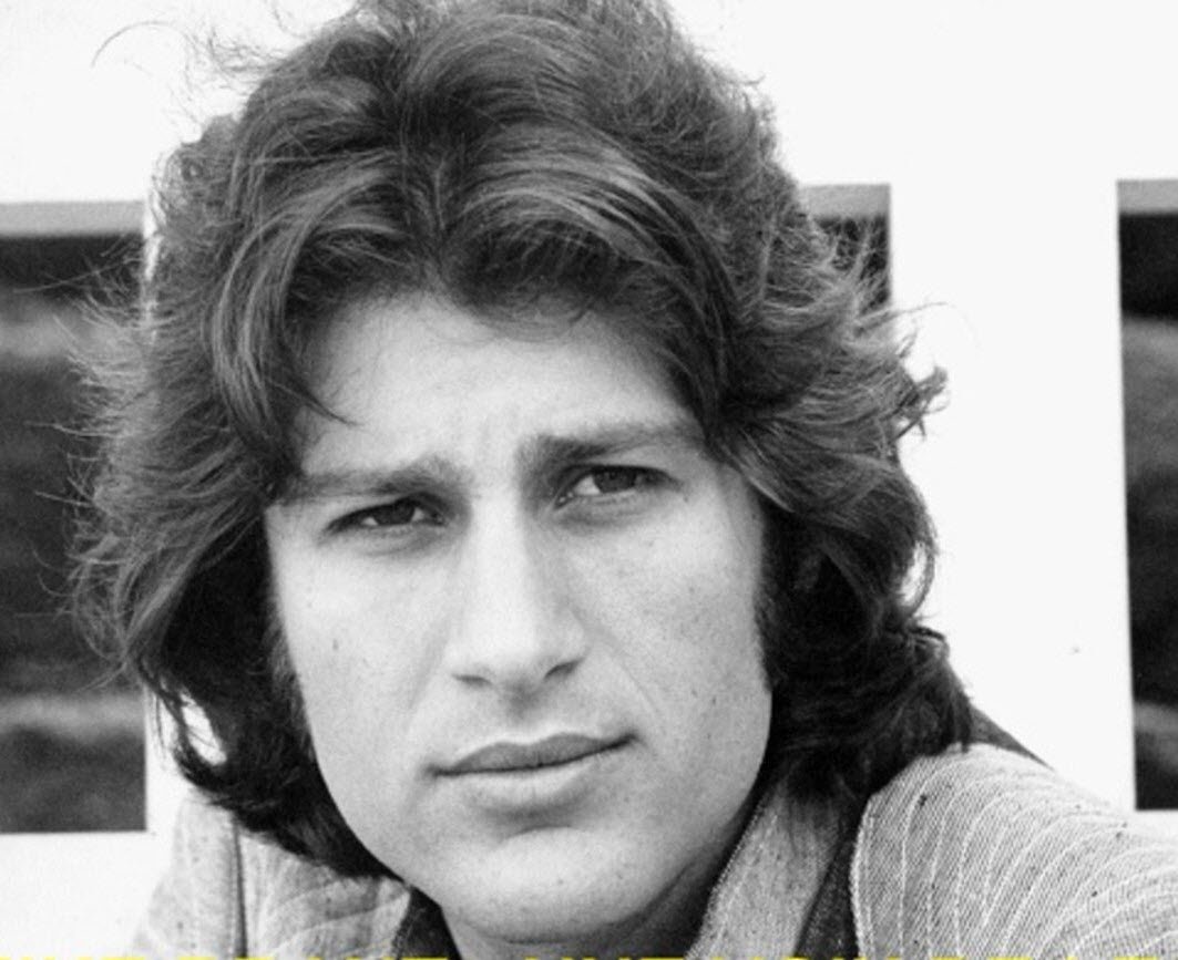 🌹Une tendre pensée pour Mike Brant qui nous a quittés ce jour, il y a 51 ans ! 

Quelle chanson vous vient immédiatement à l'esprit en pensant à lui ?