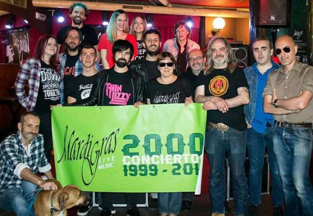 SalaMardiGras's tweet photo. Recuperamosla foto de nuestra celebración de los 2000 conciertos para seguir recordando a Angie (fila superior a la derecha). Nuestra compañera que nos dejaba esta semana. Sabemos que su mejor homenaje sería un buen concierto. Y el de hoy de @_exit_rocks va por ella. Te queremos! https://t.co/gqsSwTik69