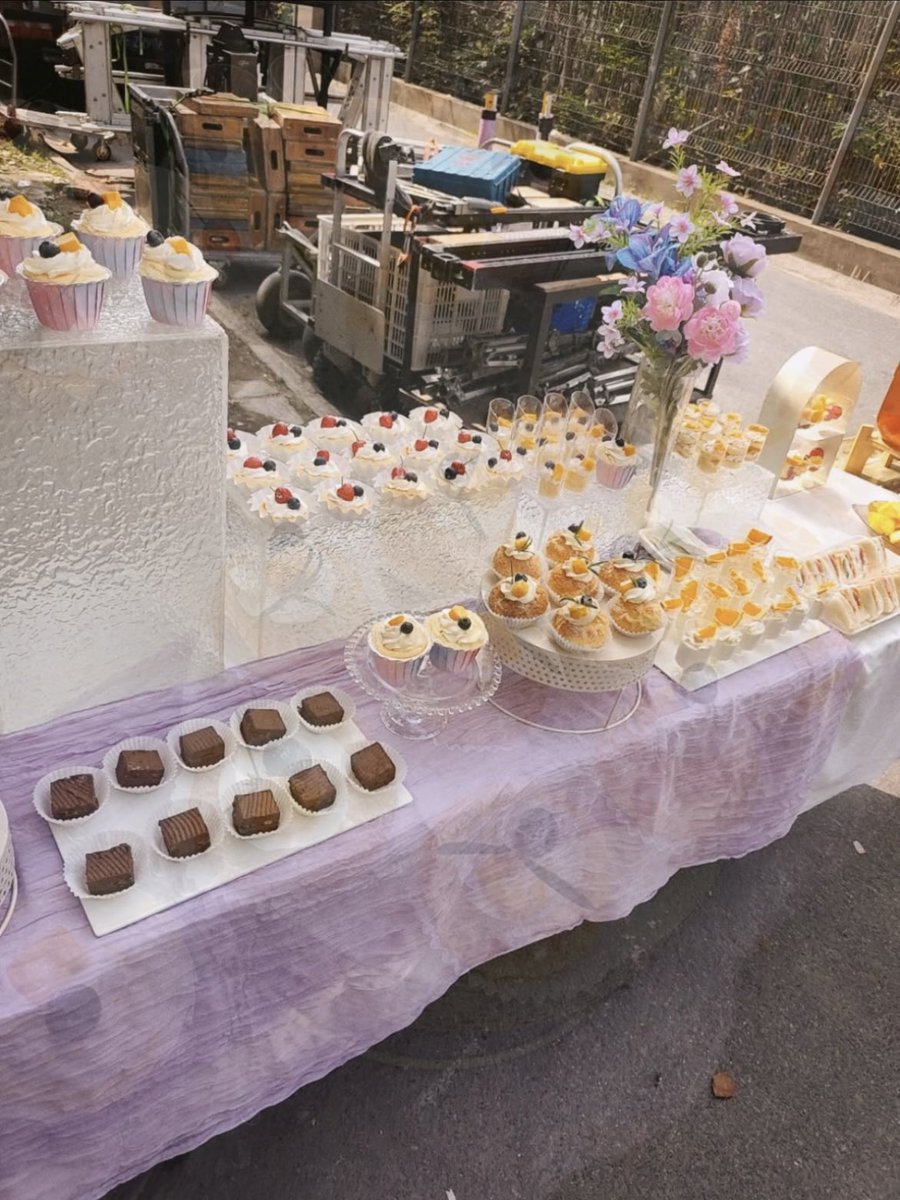 zhang ruonan and wang anyu’s good friends treated the cast and crew by sending desserts on the set of filming drama #ILiveInYourTime 🧁🍋

#想把你和时间藏起来