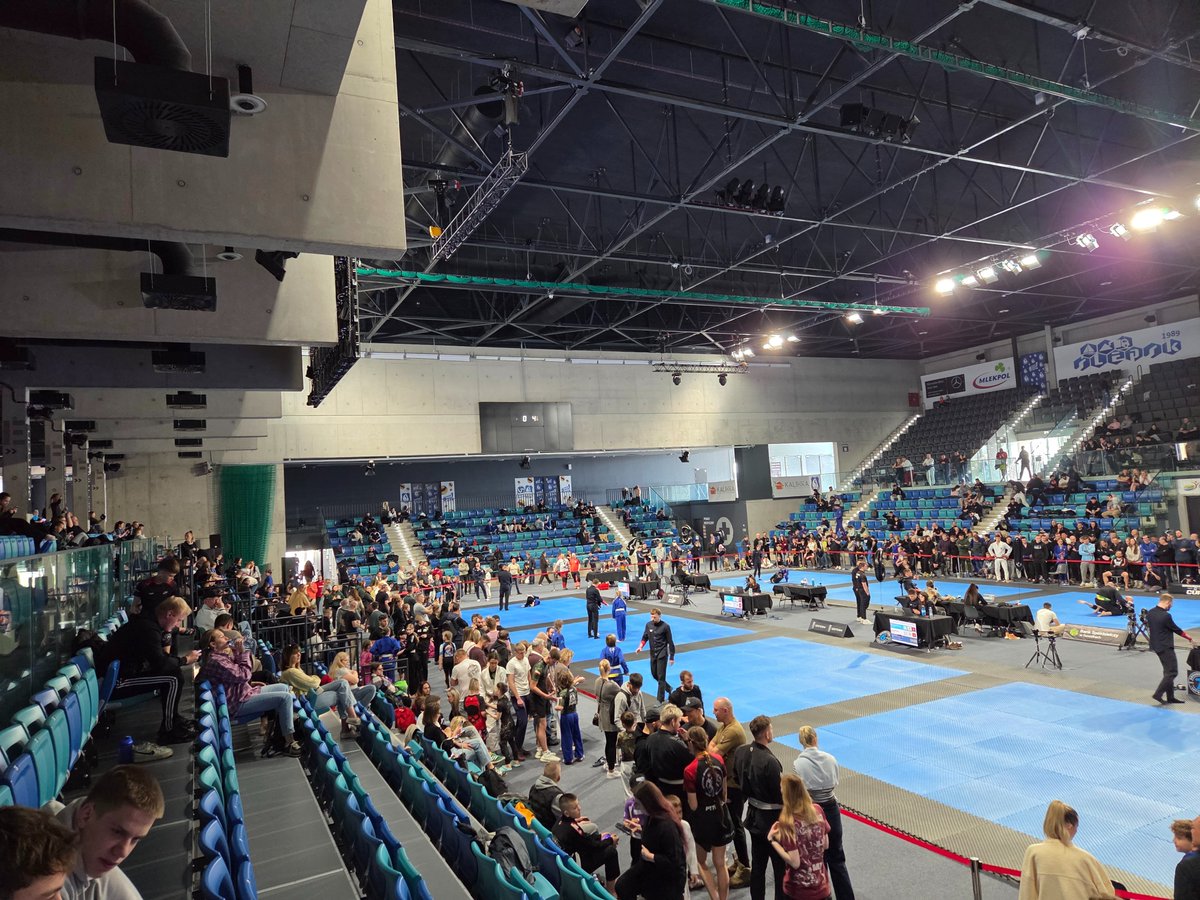 crenkiewicz's tweet photo. Suwalki Arena tętni dziś sportowym życiem. 1100 zawodników z 7 europejskich krajów  rywalizuje w zawodach brazylijskiegi jiu-jtsu Ground Game CUP. Gratulacje organizatorom: UKS Berserkers Team Suwalki. https://t.co/Cwy1uzeQtc
