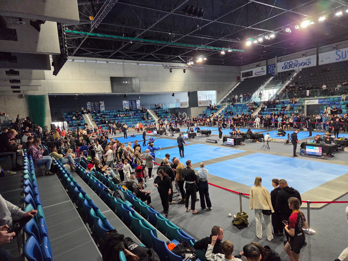 crenkiewicz's tweet photo. Suwalki Arena tętni dziś sportowym życiem. 1100 zawodników z 7 europejskich krajów  rywalizuje w zawodach brazylijskiegi jiu-jtsu Ground Game CUP. Gratulacje organizatorom: UKS Berserkers Team Suwalki. https://t.co/Cwy1uzeQtc