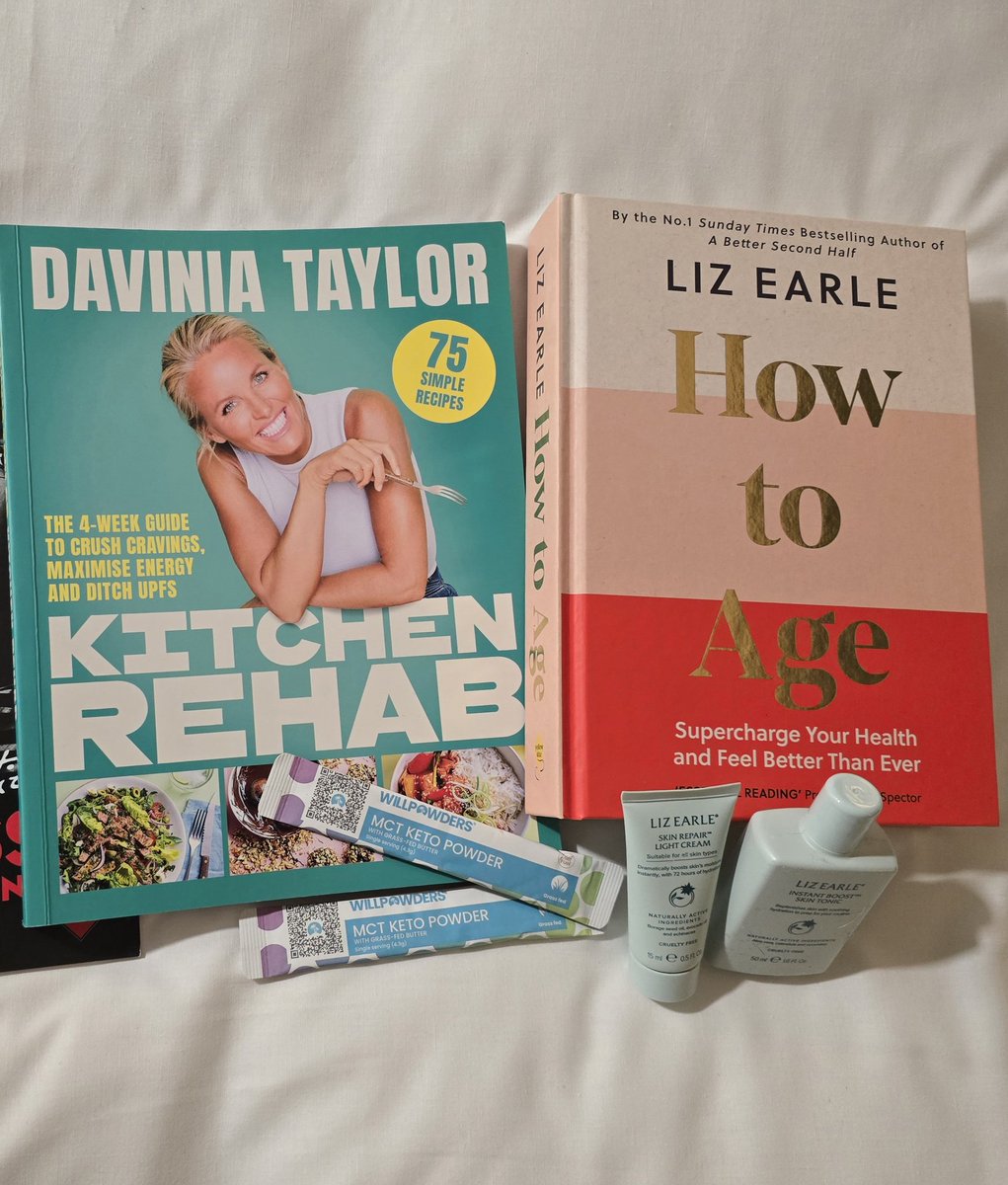 fiona2502's tweet image. So lovely to meet two very inspirational women ❤️❤️ #heroes @LizEarleMe #willpowders #daviniataylor #KitchenRehab #HowtoAge