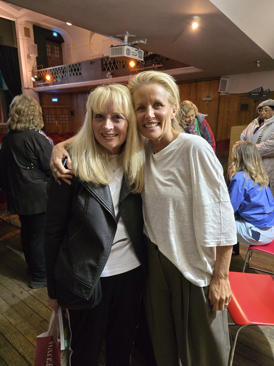 fiona2502's tweet image. So lovely to meet two very inspirational women ❤️❤️ #heroes @LizEarleMe #willpowders #daviniataylor #KitchenRehab #HowtoAge