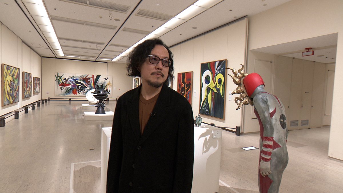 nhk_bijutsu's tweet photo. 【再放送のお知らせ】
#アートシーン 特別編　「なんだこれは！岡本太郎」展
鹿児島市立美術館で開催中の展覧会を、同時開催の「タローマン大万博」と共に紹介します。#岡本太郎 
#藤井亮 監督と #タローマン が展覧会場に！
Eテレ 4月26日(日)15：30～ ※20：45～も。
https://t.co/nspwwMCgAE https://t.co/Q8AVUZ8KkN
