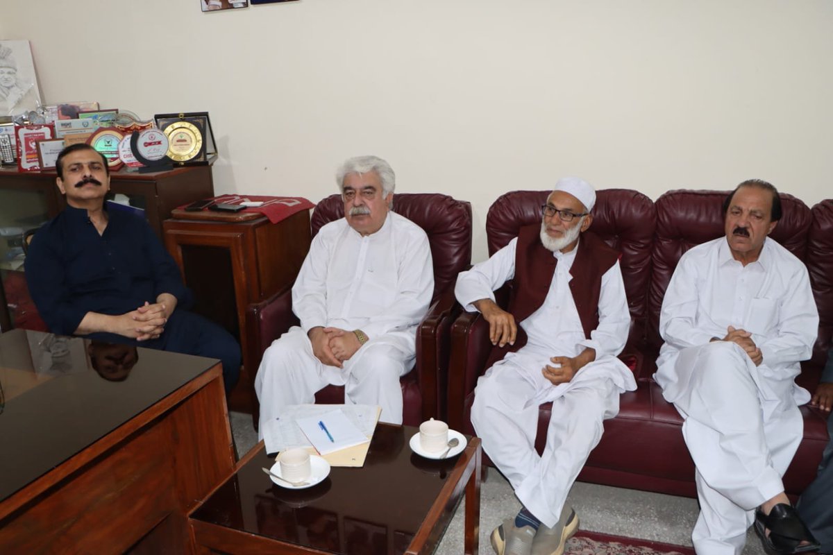 ANPOPakhtunkhwa's tweet photo. اے این پی کے صوبائی صدر میاں افتخار حسین کی زيرصدارت ضلع بونیر کے تنظیمی معاملات بارے اجلاس، اجلاس میں صوبائی جنرل سیکرٹری حسین شاہ یوسفزئی، چیئرمین صوبائی الیکشن کمیشن شکیل بشیر خان عمرزئی، رکن الیکشن کمیشن گل صاحب خان خٹک اور ��ے این پی بونیر کے اراکین شریک تھے۔
#ANP | #ANPBuner https://t.co/YPaElHvUQy